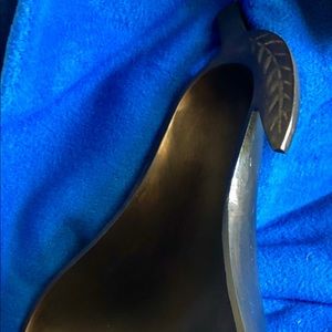 Metal pear shaped table topper